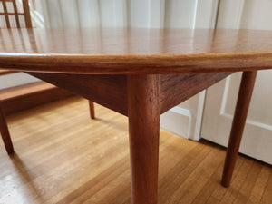 MCM Teak Oval Dining Table - Corner detail