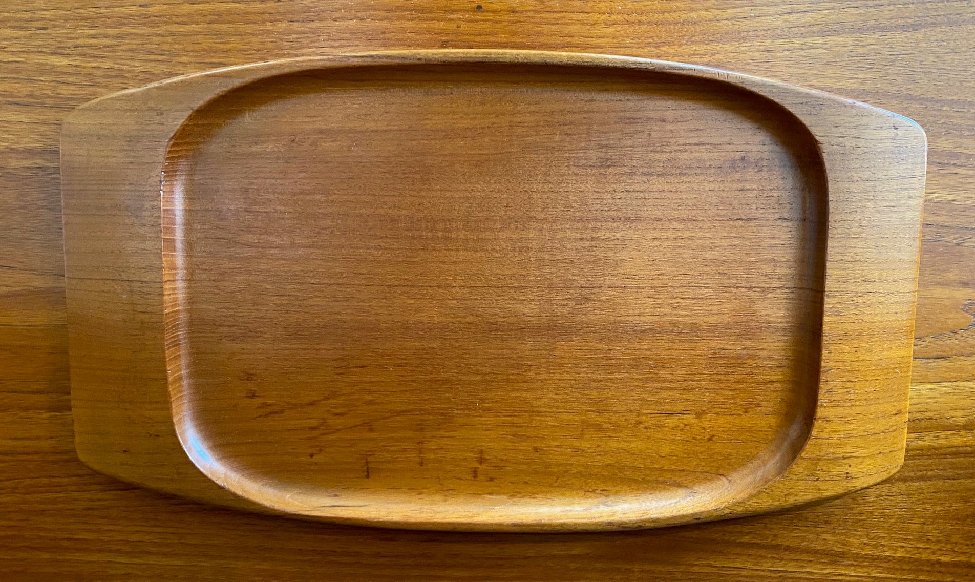 Absolutely gorgeous MCM teak serving tray by Söwe Konst Sovestad Sövestad. Perfect for serving drinks or to use as a charcuterie board. Made in Sweden- Cook Street Vintage