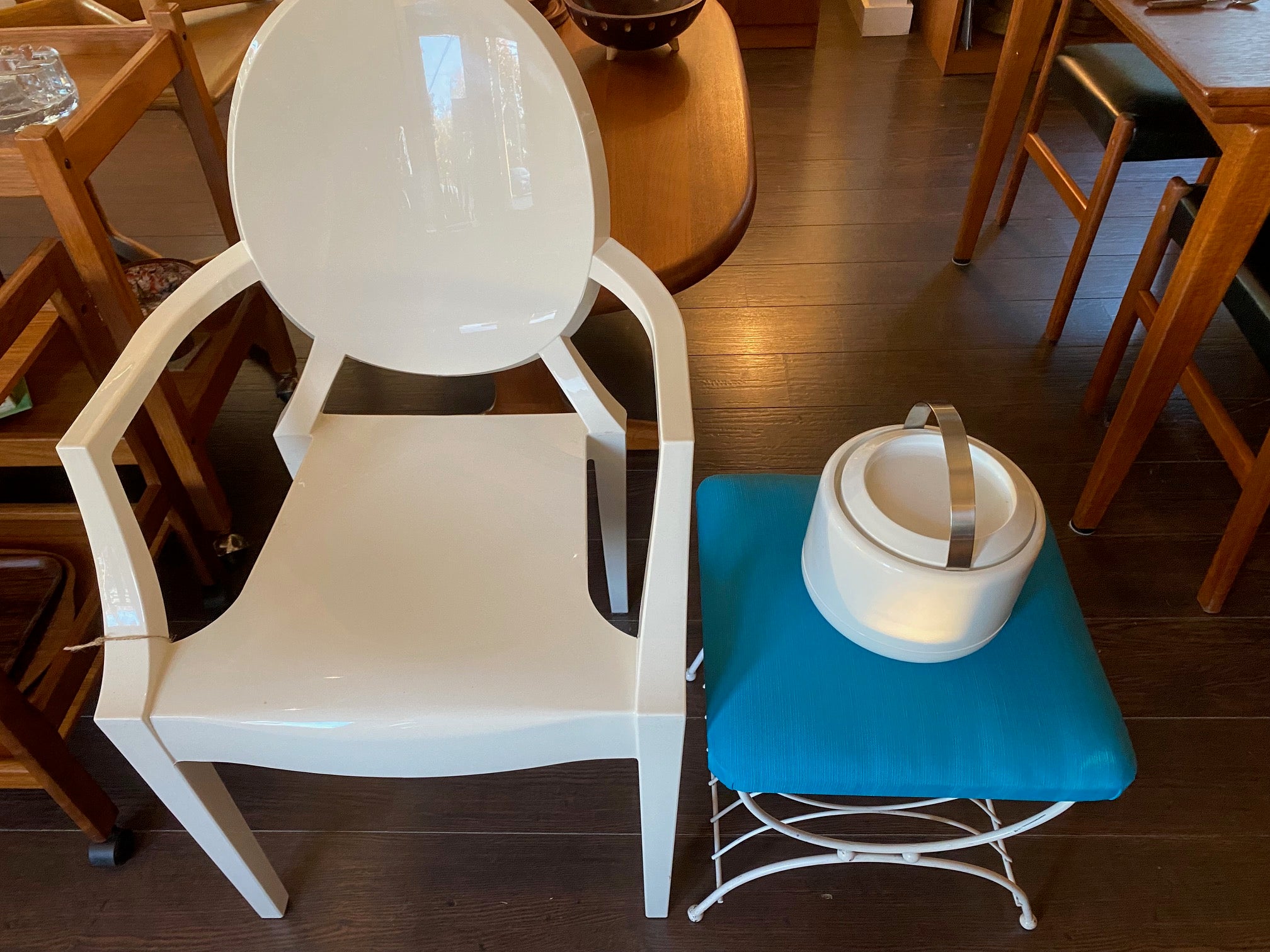 Fabulous 1970s Mid-century modern ice bucket with sleek design and hidden handle in white plastic. Designed by Erik Magnussen for Stelton.  In amazing vintage condition. Shown with replica white ghost chair. Made in Denmark-Cook Steet Vintage