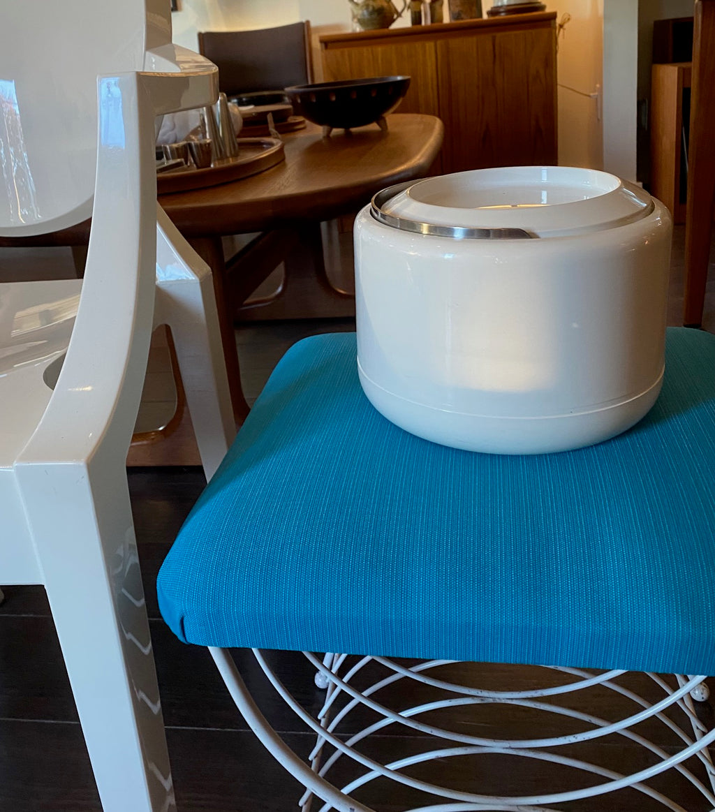 Fabulous 1970s Mid-century modern ice bucket with sleek design and hidden handle in white plastic. Designed by Erik Magnussen for Stelton.  In amazing vintage condition. Made in Denmark-Cook Steet Vintage