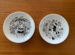 Set of 2 Raija Uosikkinen whymsical umbrella scene plates in black &amp; white. Made in Finland by Arabia- Cook Street Vintage