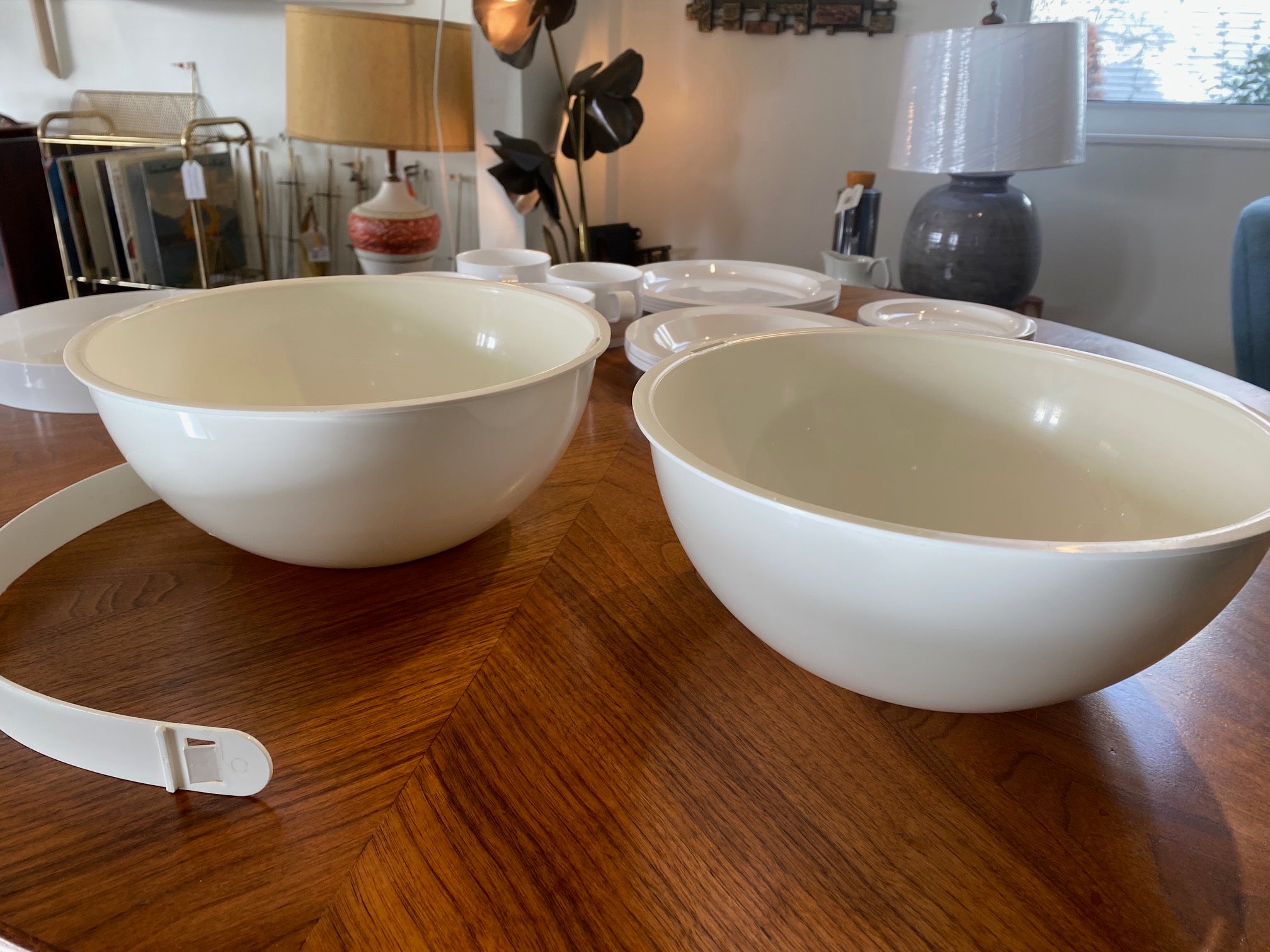 Fabulous Guzzini Per Alimenti Pic Bol picnic set/ table service set&nbsp; for four. This set is in like-new condition. Includes cups, saucers, salad/dessert plates and dinner size plates with a serving tray that fit neatly into the carrying case which double as salad bowls. Made in Italy. Designed by Carlo Viglino- Cook Street Vintage