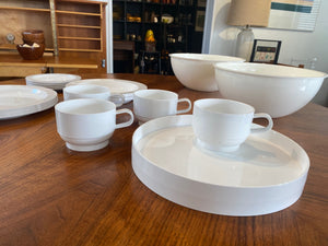 Fabulous Guzzini Per Alimenti Pic Bol picnic set/ table service set&nbsp; for four. This set is in like-new condition. Includes cups, saucers, salad/dessert plates and dinner size plates with a serving tray that fit neatly into the carrying case which double as salad bowls. Made in Italy. Designed by Carlo Viglino- Cook Street Vintage
