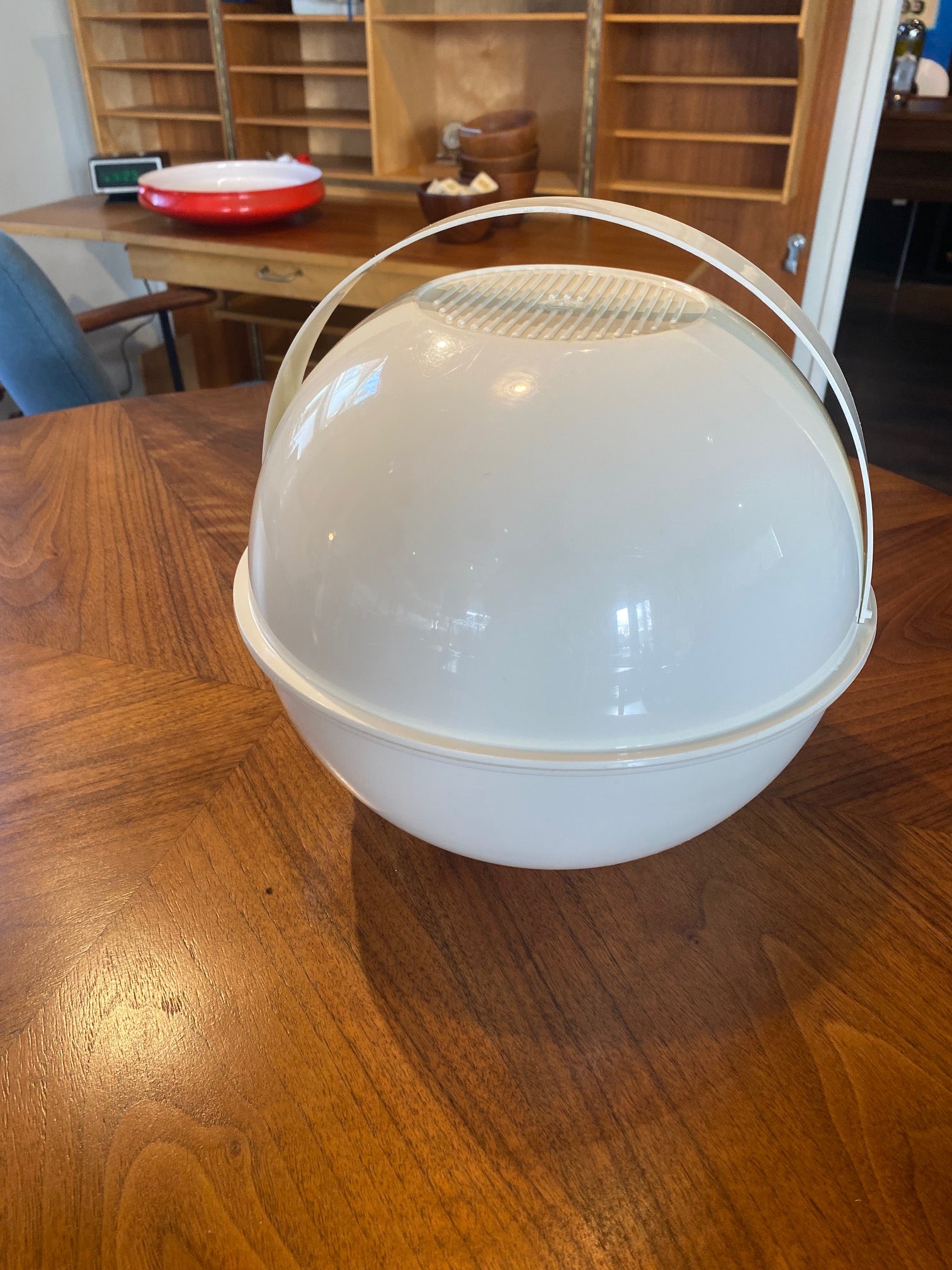 Fabulous Guzzini Per Alimenti Pic Bol picnic set/ table service set&nbsp; for four. This set is in like-new condition. Includes cups, saucers, salad/dessert plates and dinner size plates with a serving tray that fit neatly into the carrying case which double as salad bowls. Made in Italy. Designed by Carlo Viglino- Cook Street Vintage