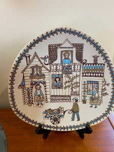 Hand painted silkscreen Turi Market plate by Turi Gramstad Oliver. Sweet house scene with gardeners - Cook Steet Vintage