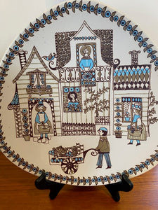 Hand painted silkscreen Turi Market plate by Turi Gramstad Oliver. Sweet house scene with gardeners - Cook Steet Vintage