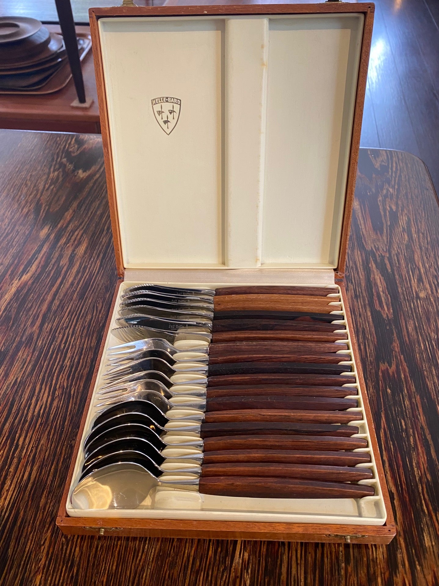 Place setting for 6 Helle-Bard Teak Cutlery