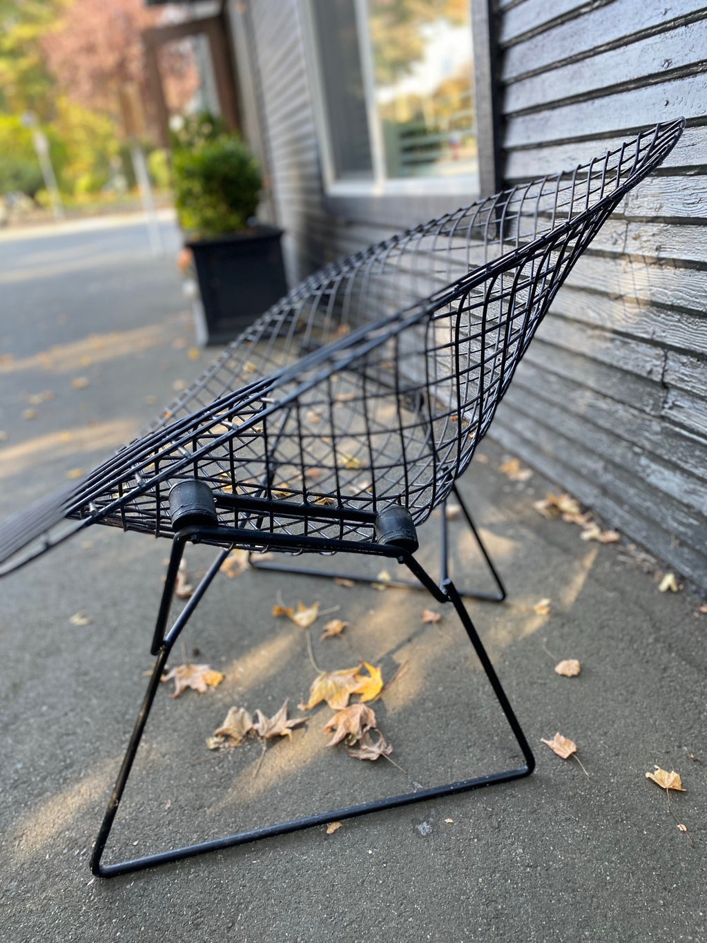 Vintage sculptural wire and metal frame diamond chair in the style of Bertoia-Cook Street Vintage