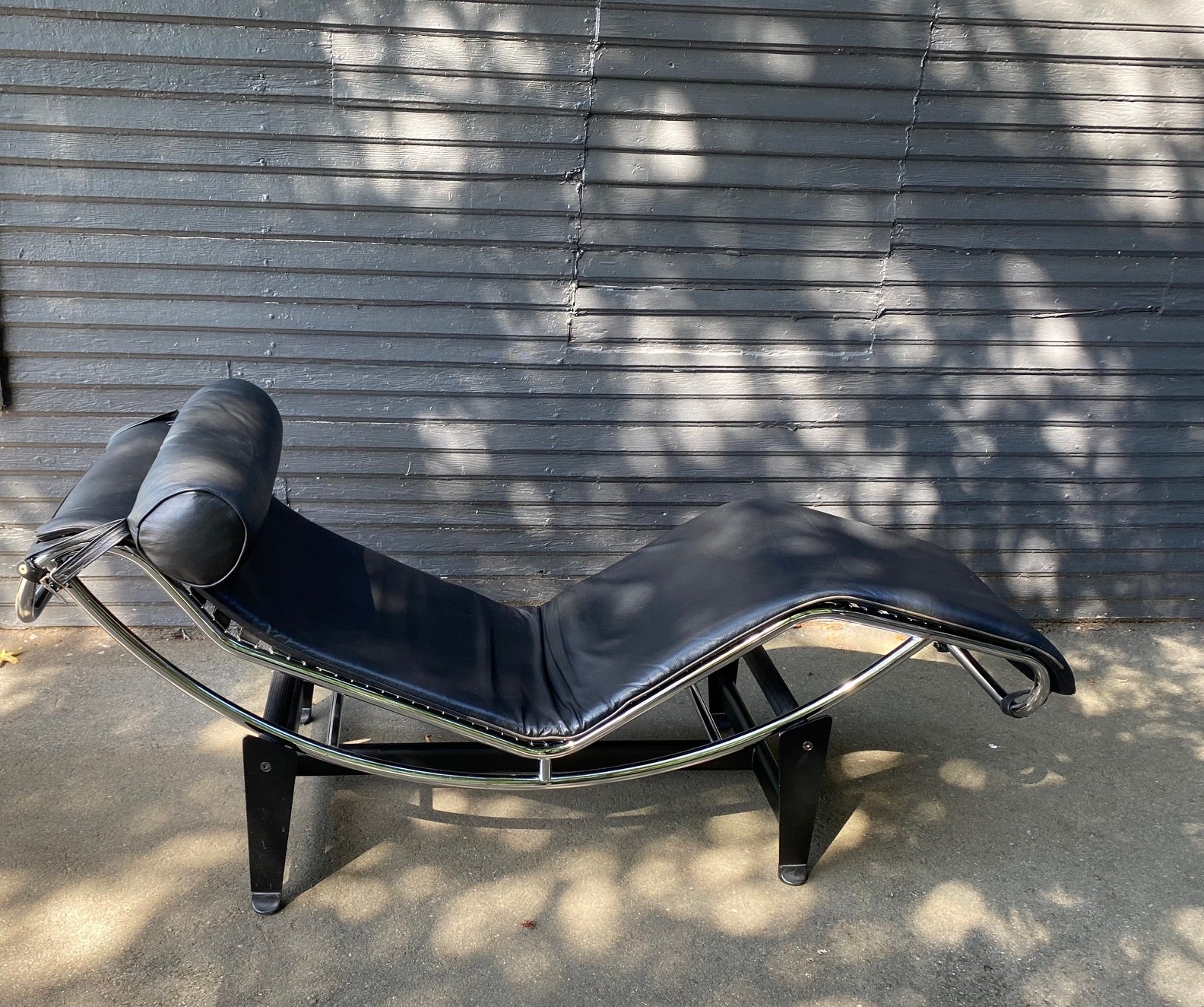 Beautiful Italian Leather Le Corbusier Style Chaise Lounger
