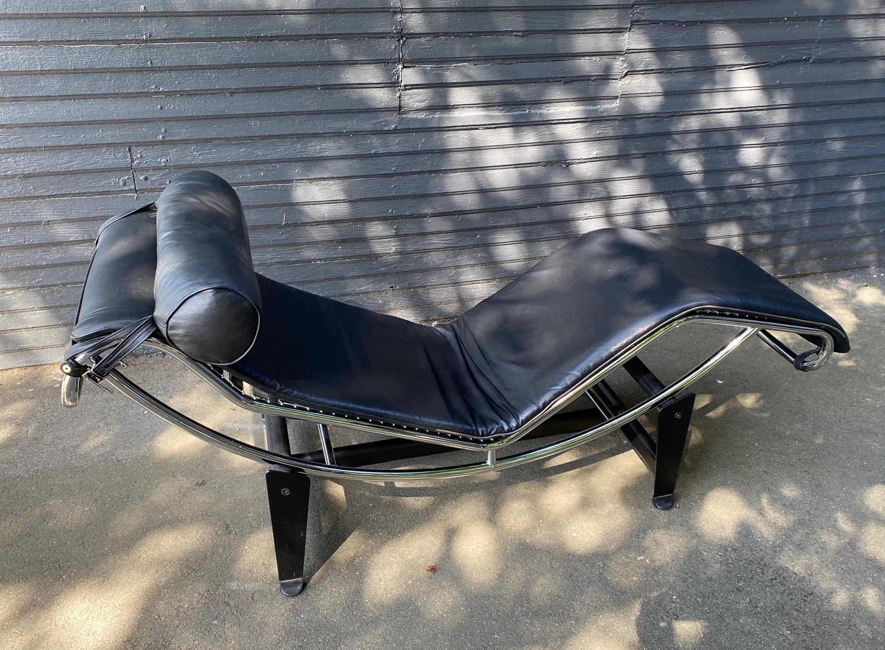 Beautiful Italian Leather Le Corbusier Style Chaise Lounger