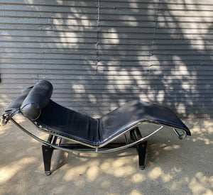 Beautiful Italian Leather Le Corbusier Style Chaise Lounger