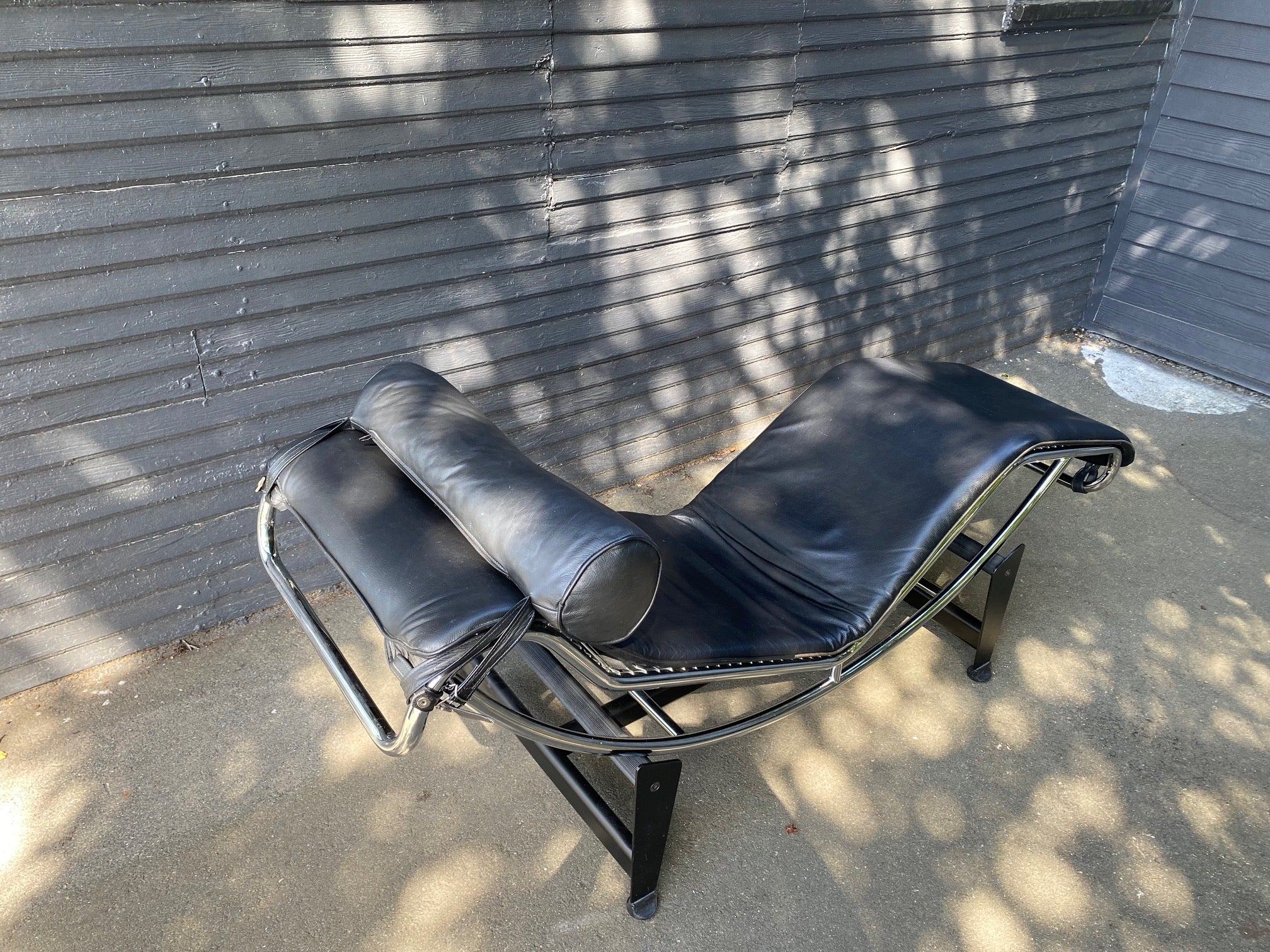 Beautiful Italian Leather Le Corbusier Style Chaise Lounger