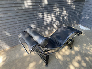 Beautiful Italian Leather Le Corbusier Style Chaise Lounger