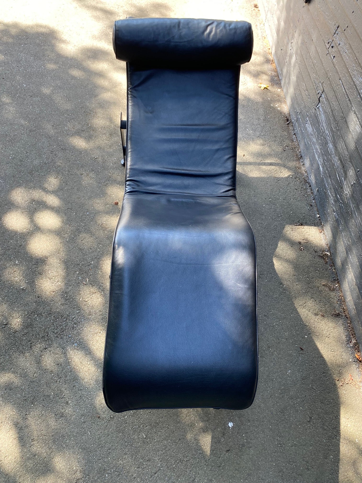 Beautiful Italian Leather Le Corbusier Style Chaise Lounger