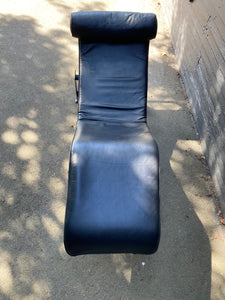 Beautiful Italian Leather Le Corbusier Style Chaise Lounger