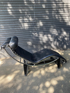 Beautiful Italian Leather Le Corbusier Style Chaise Lounger